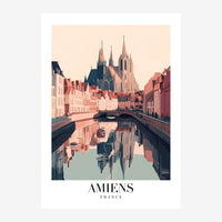 Affiche de voyage illustrant la cathédrale d'Amiens et ses maisons colorées reflétées dans un canal, aux teintes terracotta.