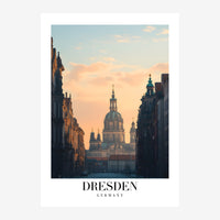 Affiche de voyage représentant la vue d'une rue de Dresde encadrée par des bâtiments anciens, avec une église au dôme doré.
