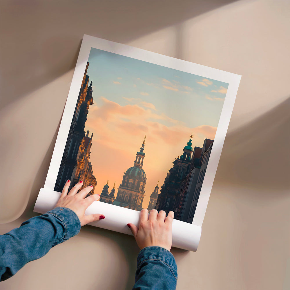 L'impression présentée en poster, sans encadrement, sur un mur neutre.