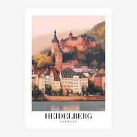 Affiche de voyage montrant le château de Heidelberg perché sur une colline boisée au-dessus d'une vieille ville aux maisons.