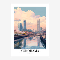 Affiche de voyage montrant Yokohama au coucher de soleil avec trois gratte-ciel se reflétant dans le port, ciel bleu et.