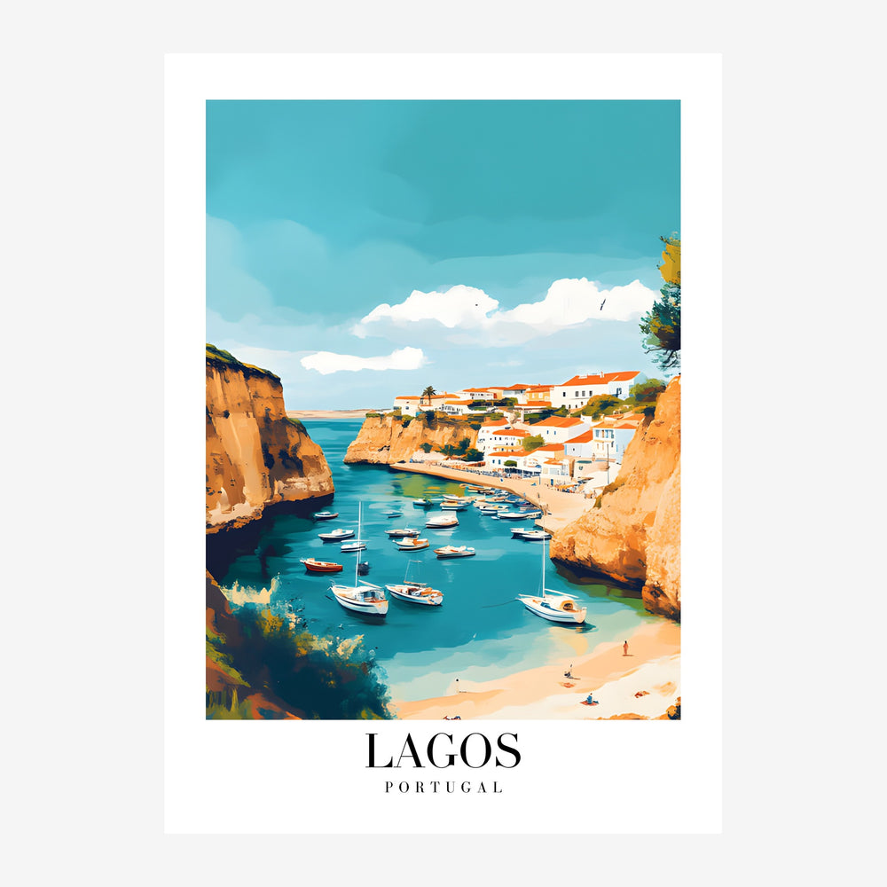 Affiche de voyage représentant la baie de Lagos avec des falaises ocre, des bateaux dans une eau turquoise, des maisons aux.