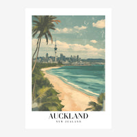 Affiche de voyage vintage représentant une plage de sable fin avec des palmiers au premier plan, un océan turquoise, et une.