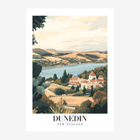 Affiche de voyage représentant la baie de Dunedin avec une demeure en architecture méditerranéenne, des collines ondulantes.