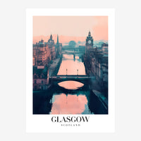Affiche de Glasgow montrant le fleuve et les ponts au coucher de soleil rose, avec des bâtiments historiques et un ciel.