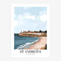Affiche stylisée représentant la ville côtière de St Andrews en Écosse, avec maisons blanches et beige au premier plan.