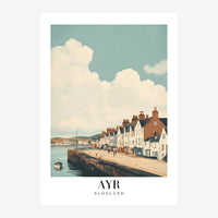 Affiche vintage représentant une promenade côtière avec des maisons en briques rouges et crème le long d'un quai, sous un.