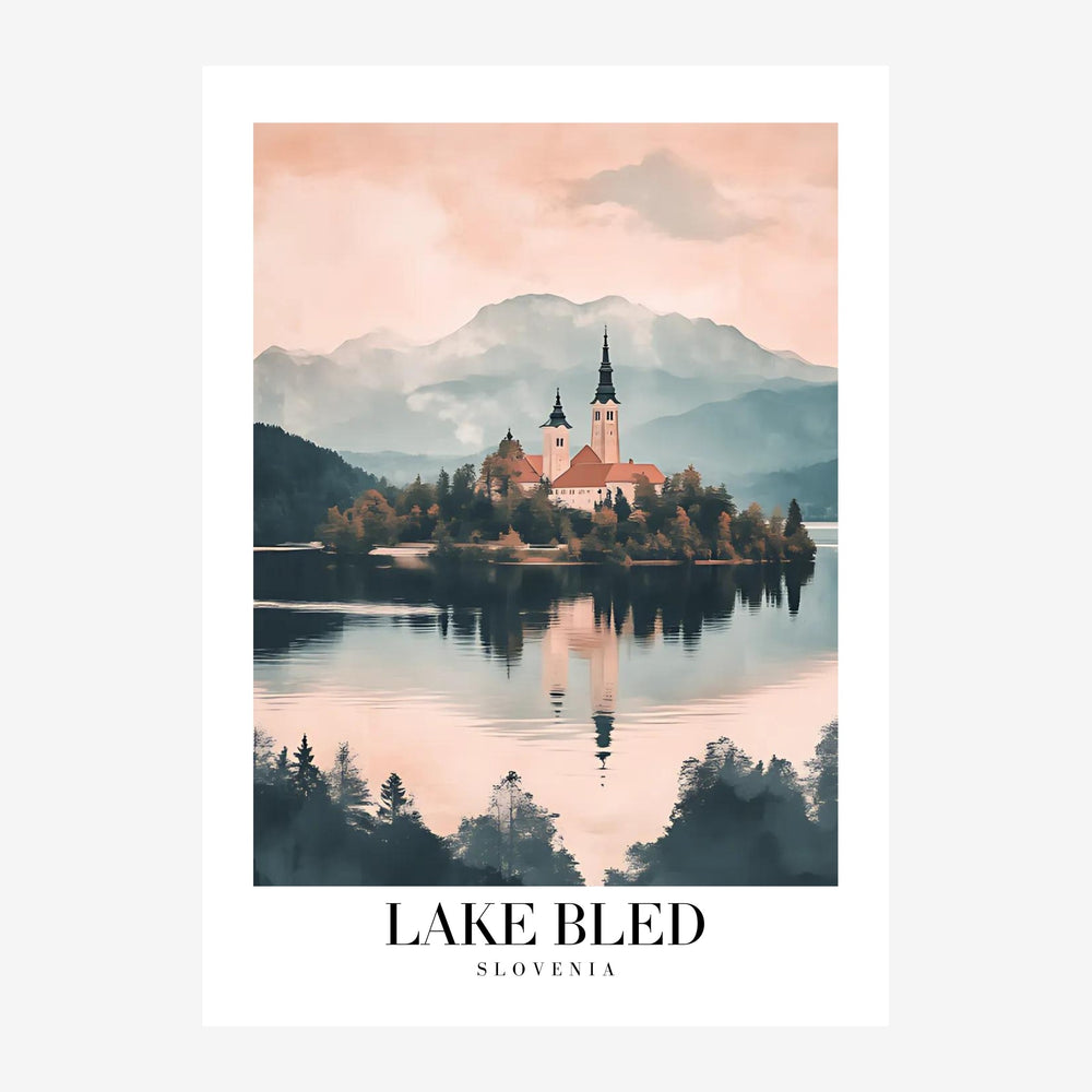 Affiche représentant un lac tranquille avec une église au clocher blanc et rouge sur une presqu'île boisée, encadré de.