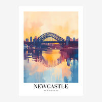 Affiche de voyage représentant un pont emblématique en silhouette noire enjambant une baie, sous un ciel dégradé or et rose.