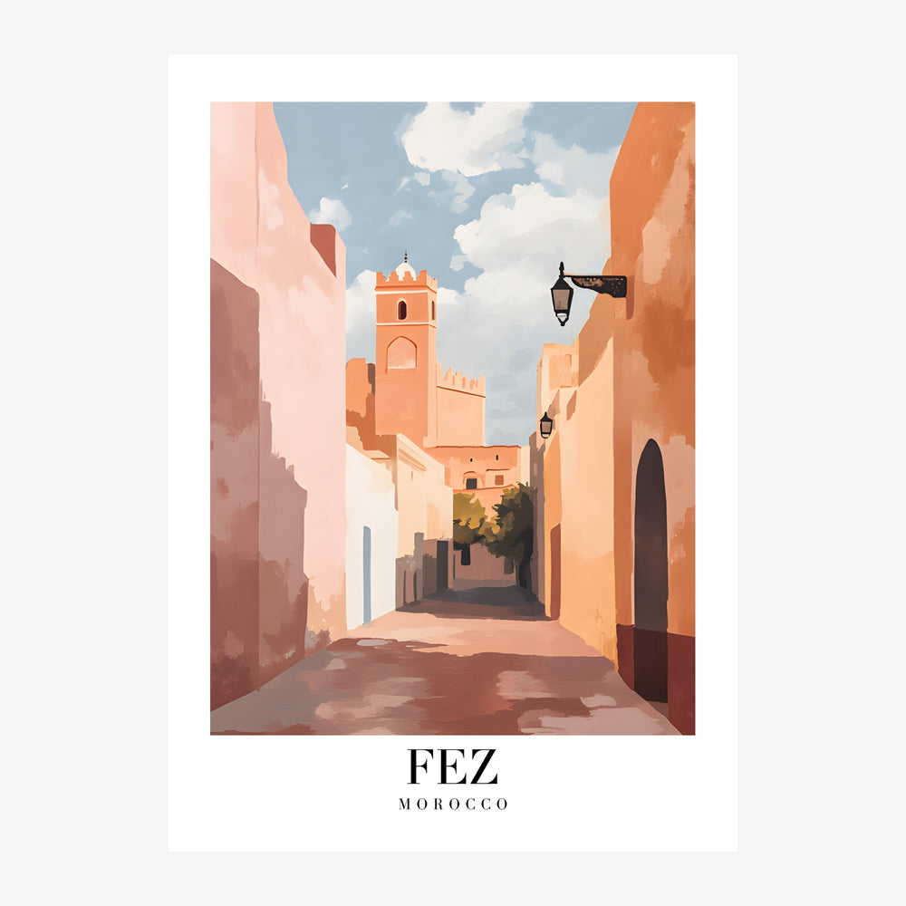 Ruelle méditerranéenne aux façades terracotta bordée d'une tour centrale sous un ciel bleu nuageux, avec lampadaires noirs.