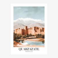 Affiche de voyage représentant une cité fortifiée en terracotta avec des bâtiments traditionnels, entourée de palmeraies et.