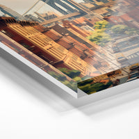 Gros plan de la matière : le tirage sous verre acrylique, tranche transparente visible.