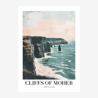 Affiche vintage représentant de massives falaises de basalte surplombant un océan turquoise avec des rochers au large, ciel.