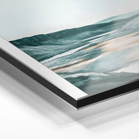 Gros plan du relief : la surépaisseur d'encre en lumière rasante sur aluminium Dibond.