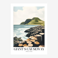 Affiche de voyage illustrant le Giant's Causeway en Irlande, avec ses colonnes de basalte noir et gris, une montagne verte.
