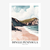 Affiche représentant une plage de sable rose encadrée par des falaises rocheuses sombres, avec une baie turquoise et un ciel.