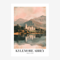 Affiche de voyage montrant Kylemore Abbey, un château blanc au bord d'un lac entouré de montagnes et de forêts, sous un ciel.