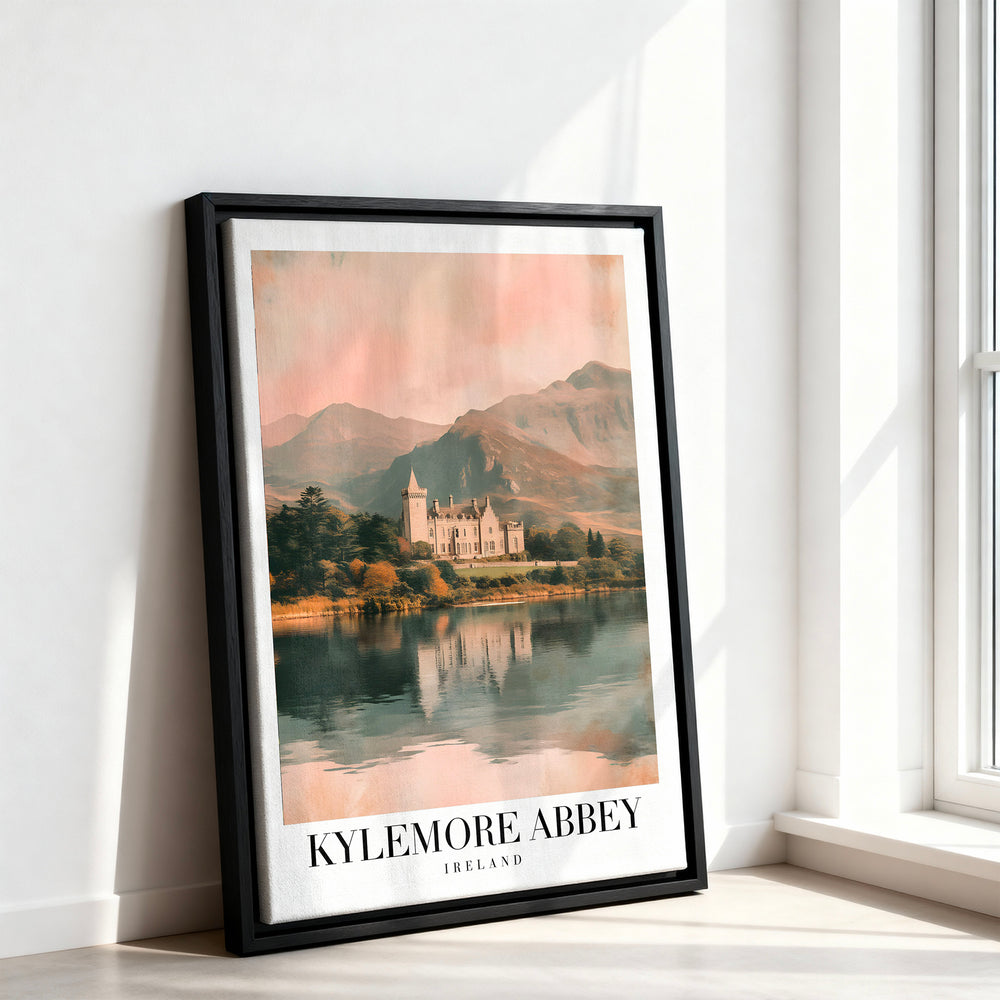 Le tableau accroché en situation dans un intérieur meublé.