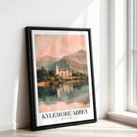Le tableau accroché en situation dans un intérieur meublé.