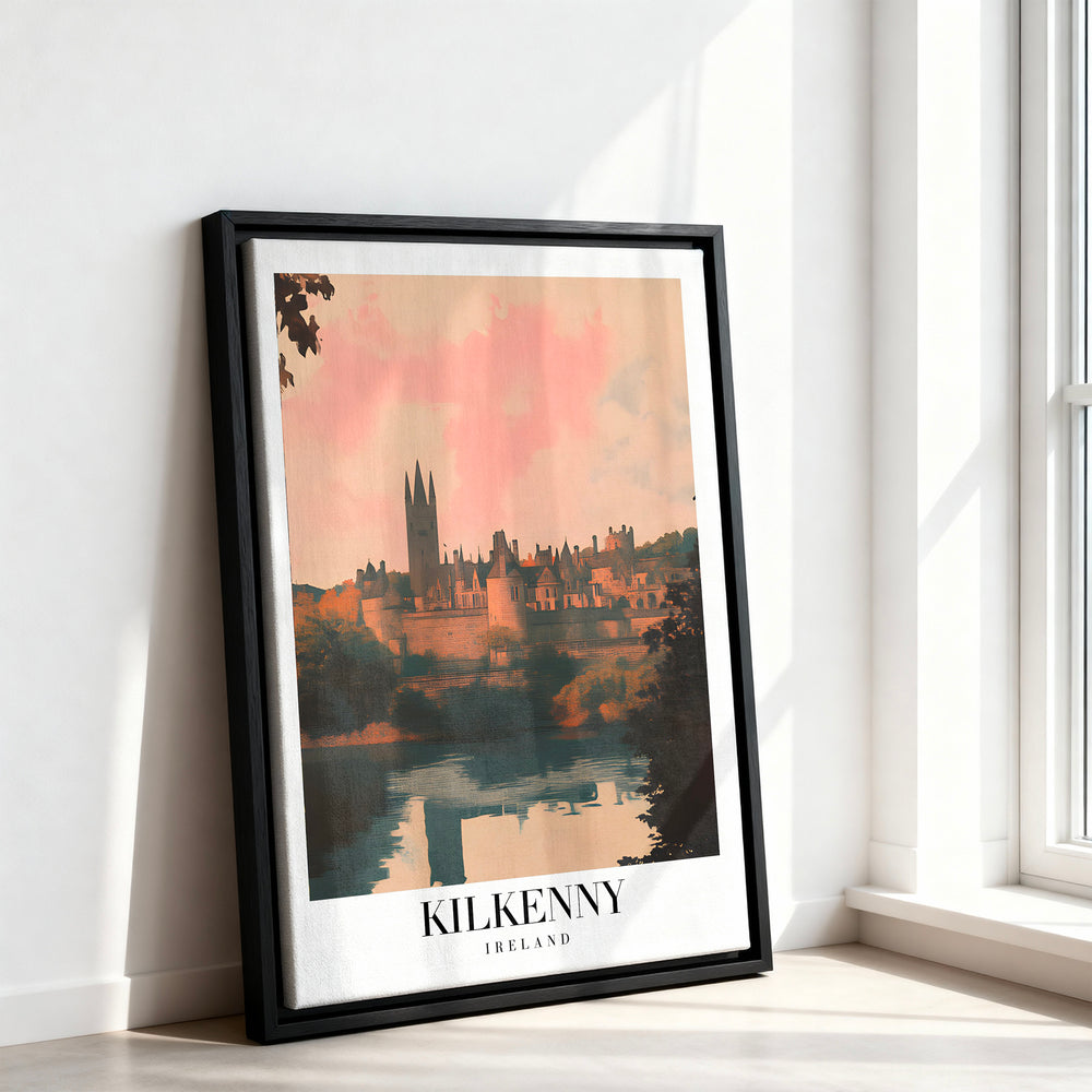 Le tableau accroché en situation dans un intérieur meublé.