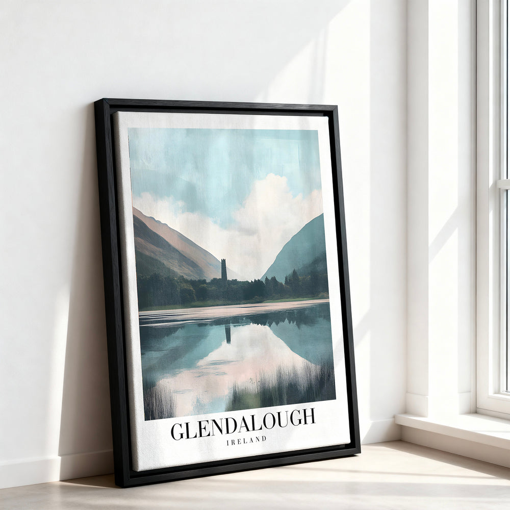 Le tableau accroché en situation dans un intérieur meublé.