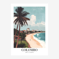 Affiche rétro représentant une plage tropicale avec palmier, sable beige et mer turquoise, bâtiments au-dessus, ciel bleu.