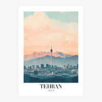 Affiche de voyage représentant la silhouette de Tehran avec sa tour centrale, des bâtiments de ville et une montagne.