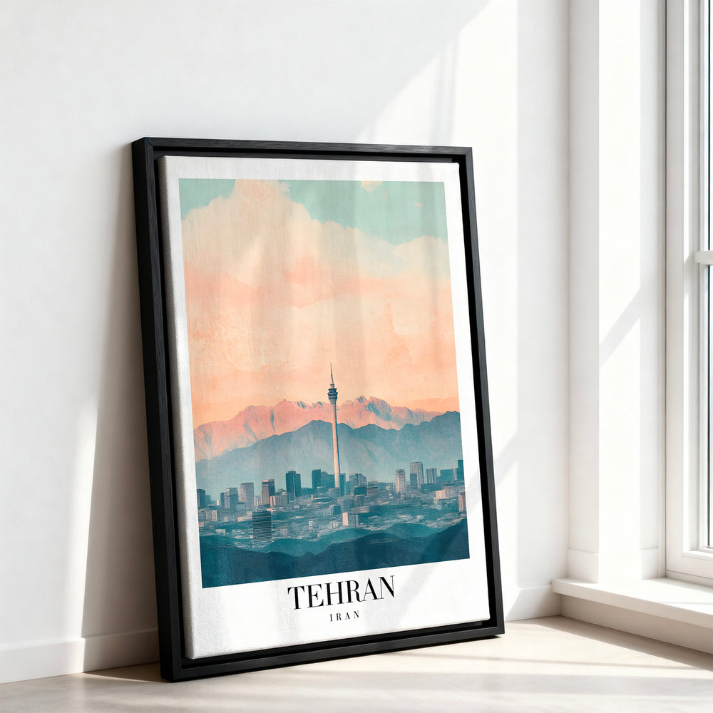 Le tableau accroché en situation dans un intérieur meublé.
