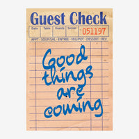 Fac-similé de reçu de restaurant au papier écru, portant l'inscription cursive « Good things are coming » en bleu vif.