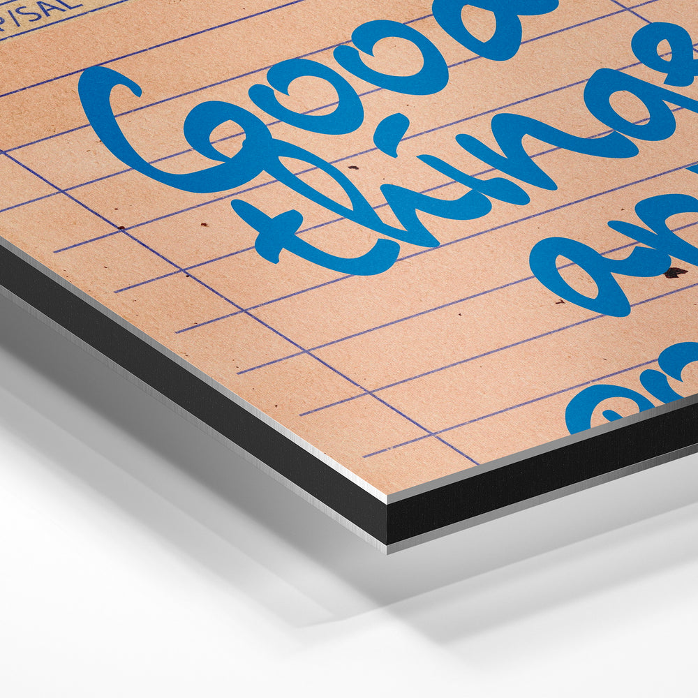 Gros plan de la matière : le tirage contrecollé sur aluminium Dibond mat, tranche visible.