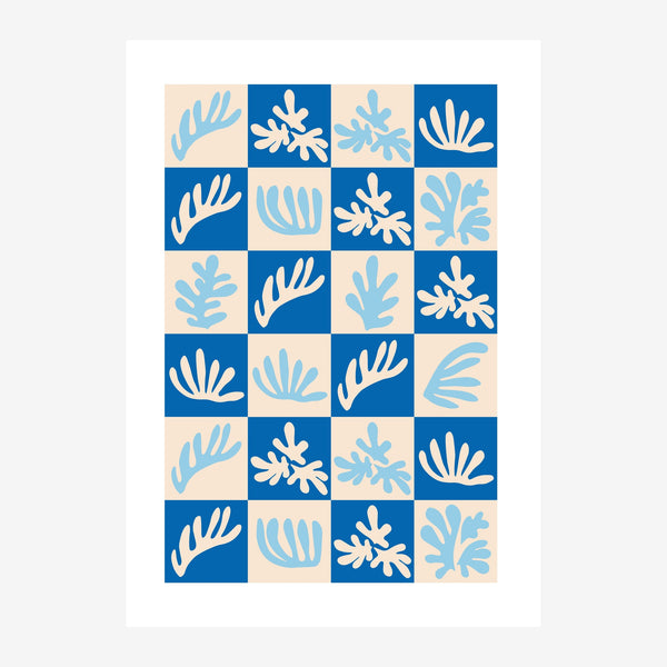 Grille de carrés alternant bleu nuit et beige contenant des feuilles et formes organiques stylisées en blanc et bleu clair.