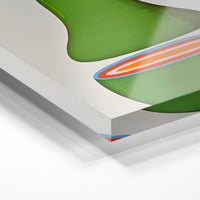 Gros plan de la matière : le tirage sous verre acrylique, tranche transparente visible.