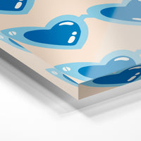 Gros plan de la matière : le tirage sous verre acrylique, tranche transparente visible.