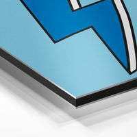Gros plan de la matière : le tirage contrecollé sur aluminium Dibond mat, tranche visible.
