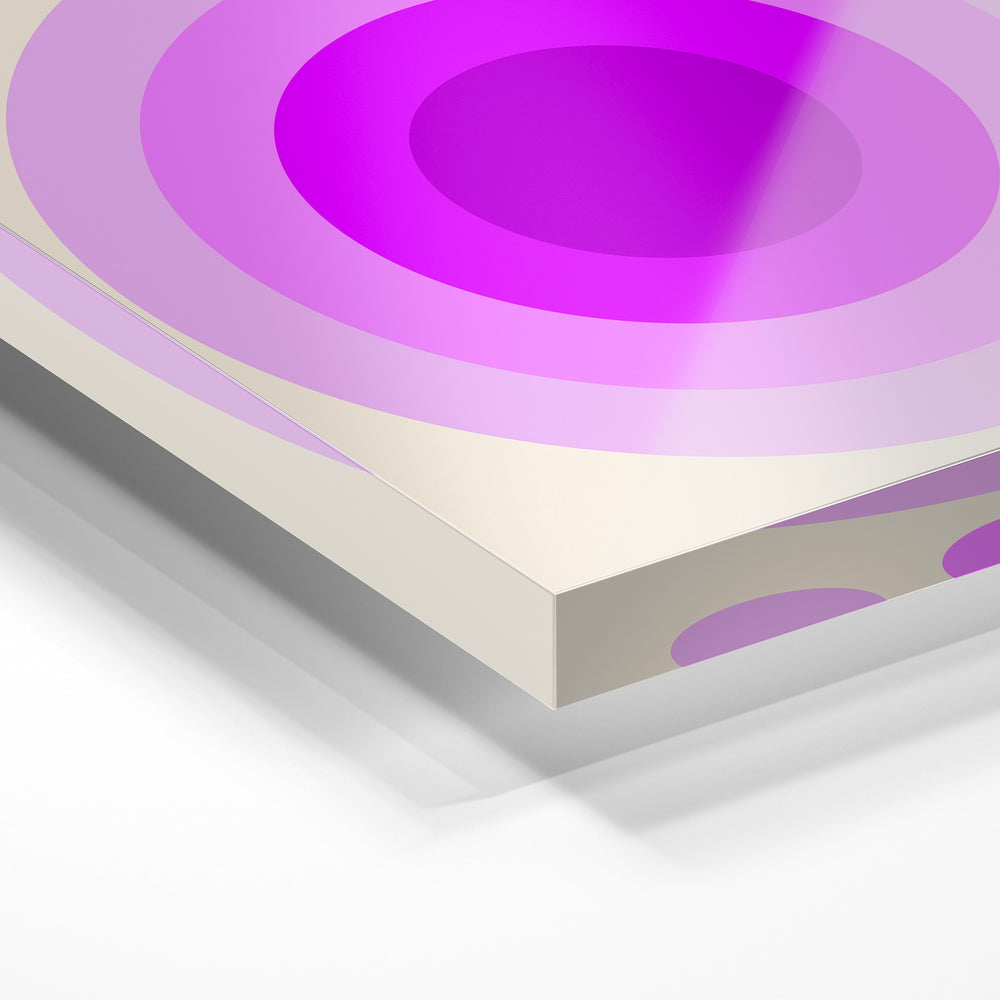 Gros plan de la matière : le tirage sous verre acrylique, tranche transparente visible.
