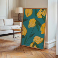 Le tableau accroché en situation dans un intérieur meublé.